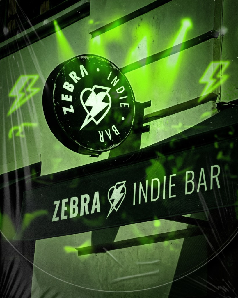 Fachada exterior iluminada Zebra Indie Bar Paseo de Martínez Campos 17